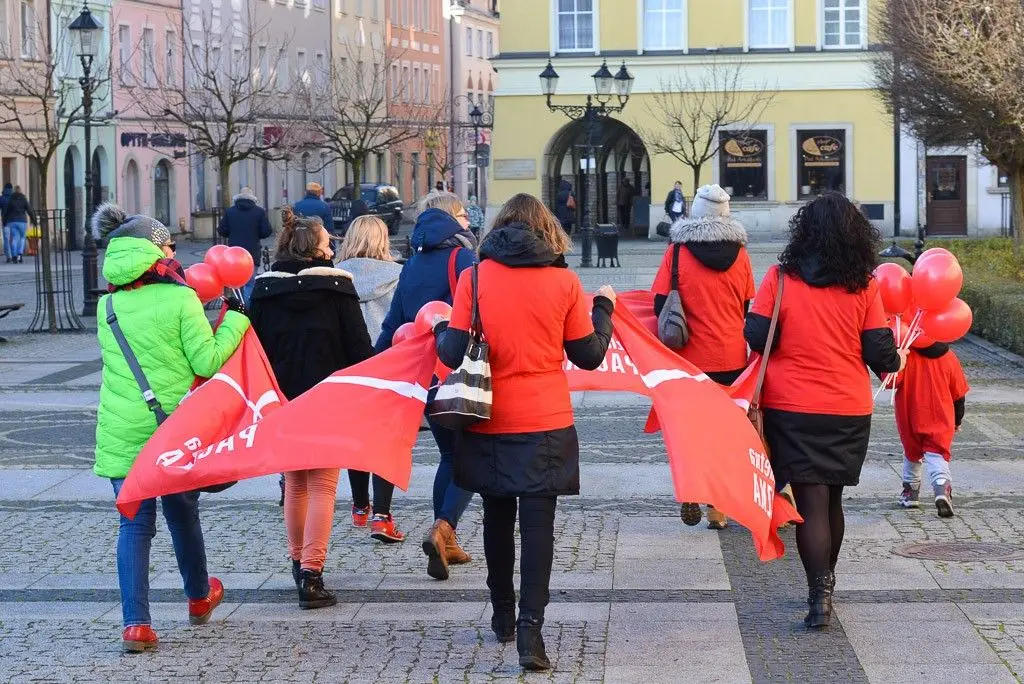 Marsz wolontariuszy Szlachetnej Paczki wokół bolesławieckiego Rynku