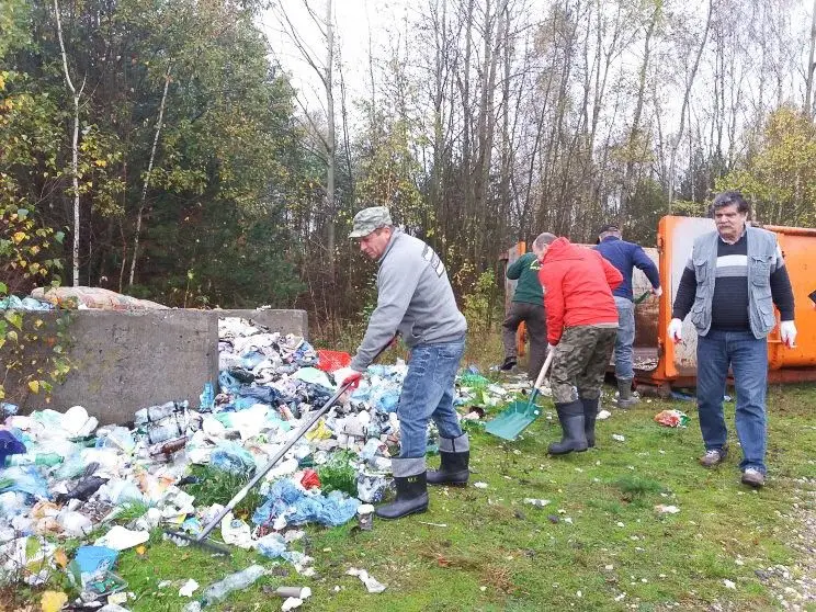 Wędkarze posprzątali w Trzebieniu Małym