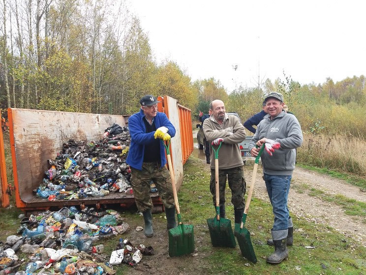 Wędkarze posprzątali w Trzebieniu Małym