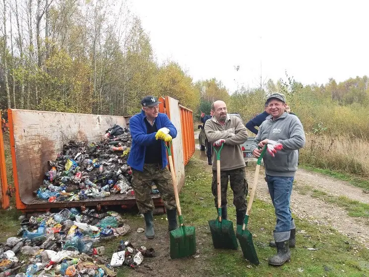Wędkarze posprzątali w Trzebieniu Małym