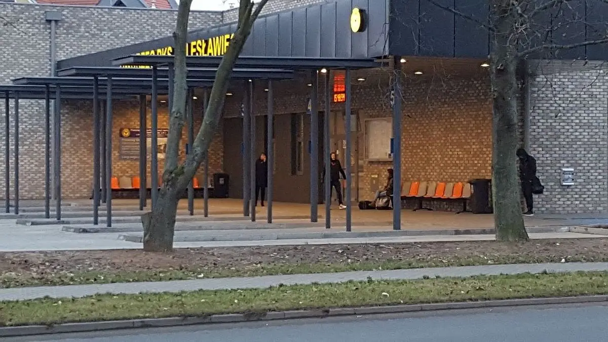 Ludzie na dworcu PKS Bolesławiec