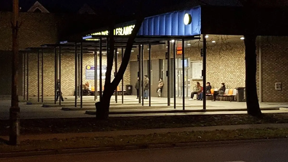 Ludzie na dworcu PKS Bolesławiec