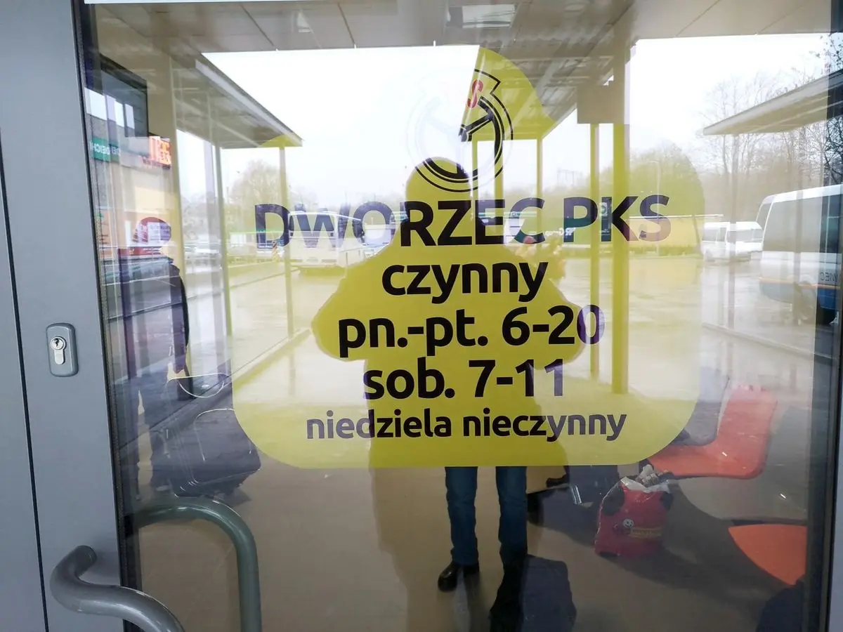 Tabliczka z godzinami otwarcia dworca PKS