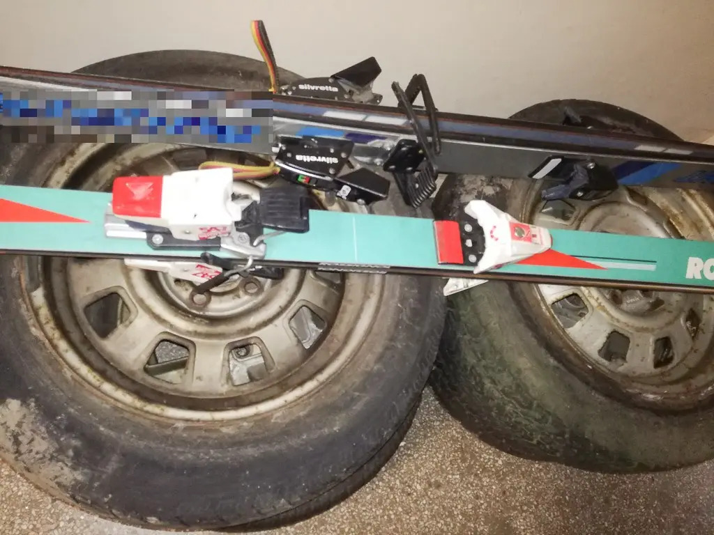 Recydywista ukradł koła i narty. Wpadł w ręce policji godzinę po kradzieży