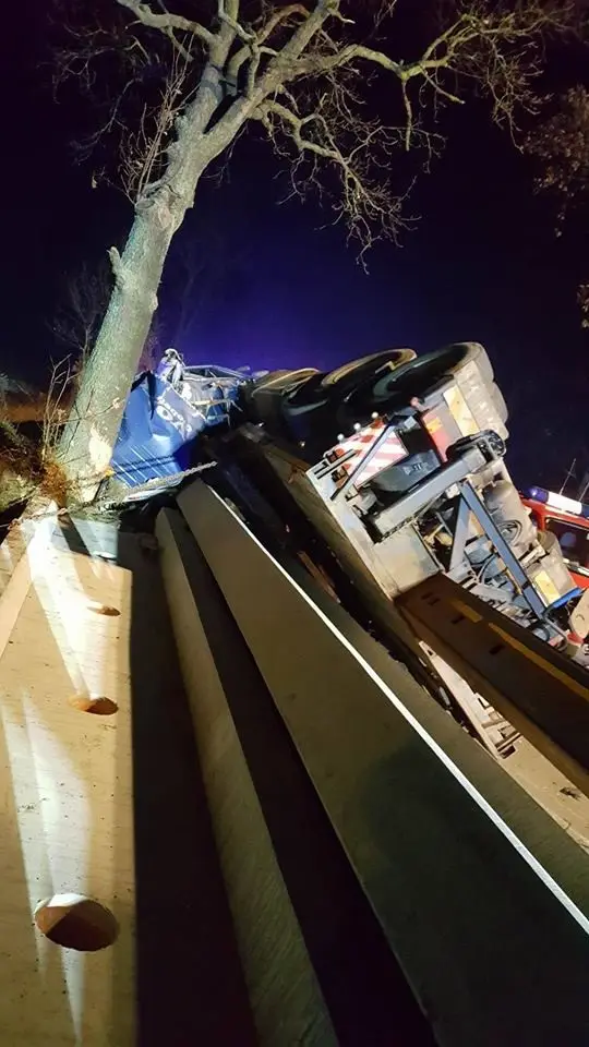 Ciężarówka wypadła z drogi koło Ocic
