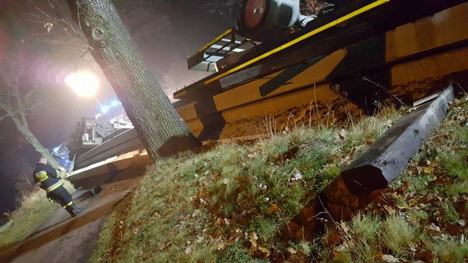 Ciężarówka wypadła z drogi koło Ocic