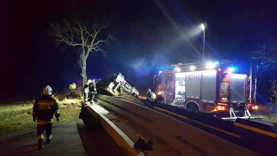 Ciężarówka wypadła z drogi koło Ocic