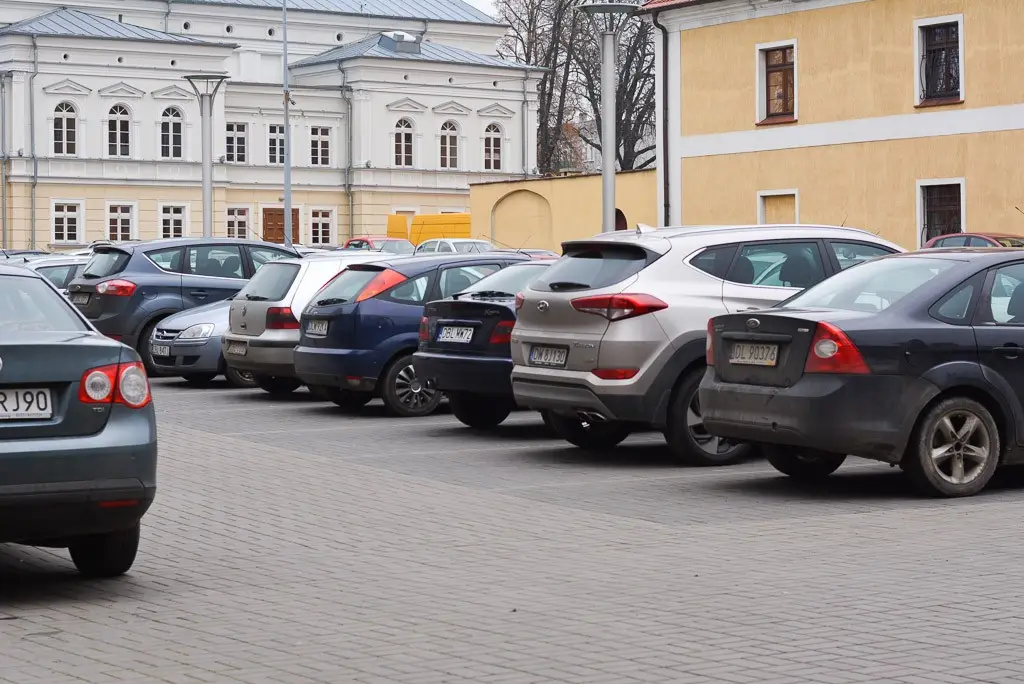Problem z parkingiem przy starostwie. W przyszłym roku postawią tam bramki?