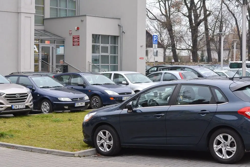 Problem z parkingiem przy starostwie. W przyszłym roku postawią tam bramki?
