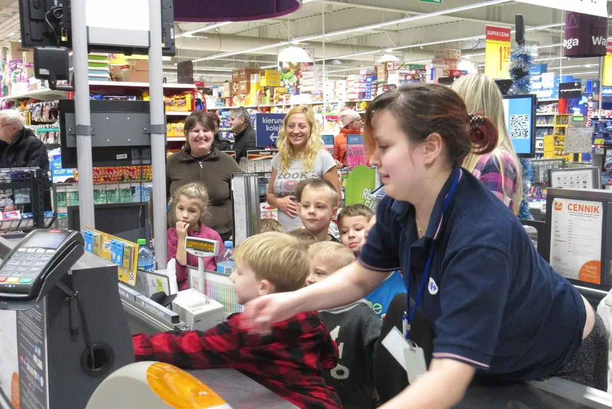 Sześciolatki z Tomaszowa odwiedziły Carrefour Bolesławiec