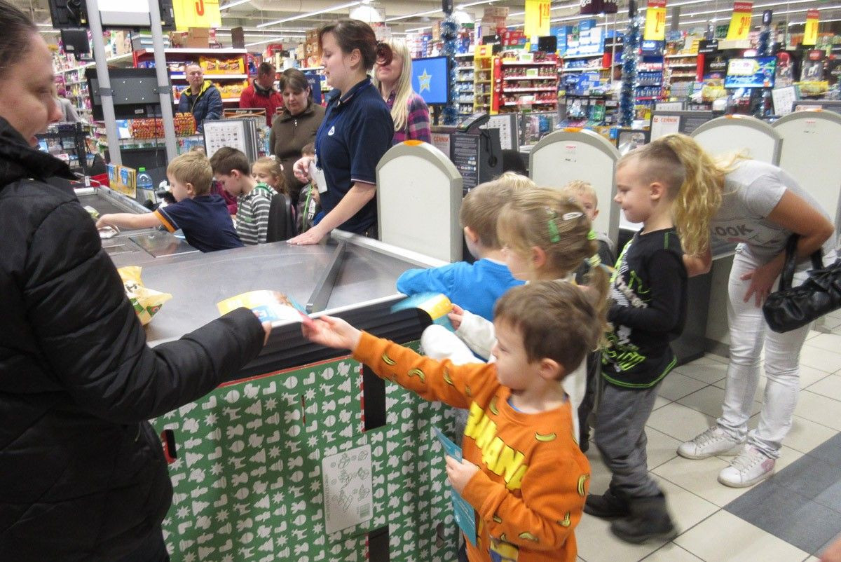Sześciolatki z Tomaszowa odwiedziły Carrefour Bolesławiec