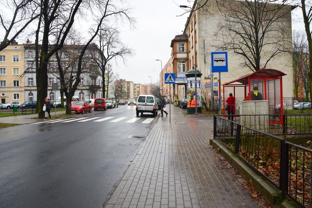 Wybrakowana kratka kanalizacyjna przy Ogrodowej