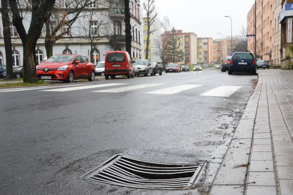 Wybrakowana kratka kanalizacyjna przy Ogrodowej