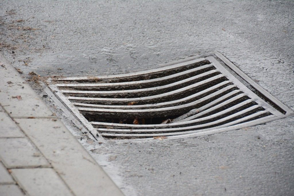 Wybrakowana kratka kanalizacyjna przy Ogrodowej
