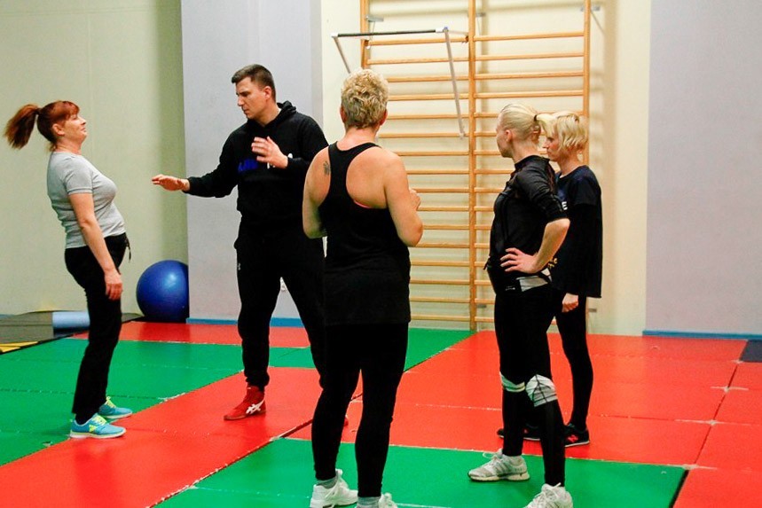 Pancerniacy uczą kobiety, jak się bronić