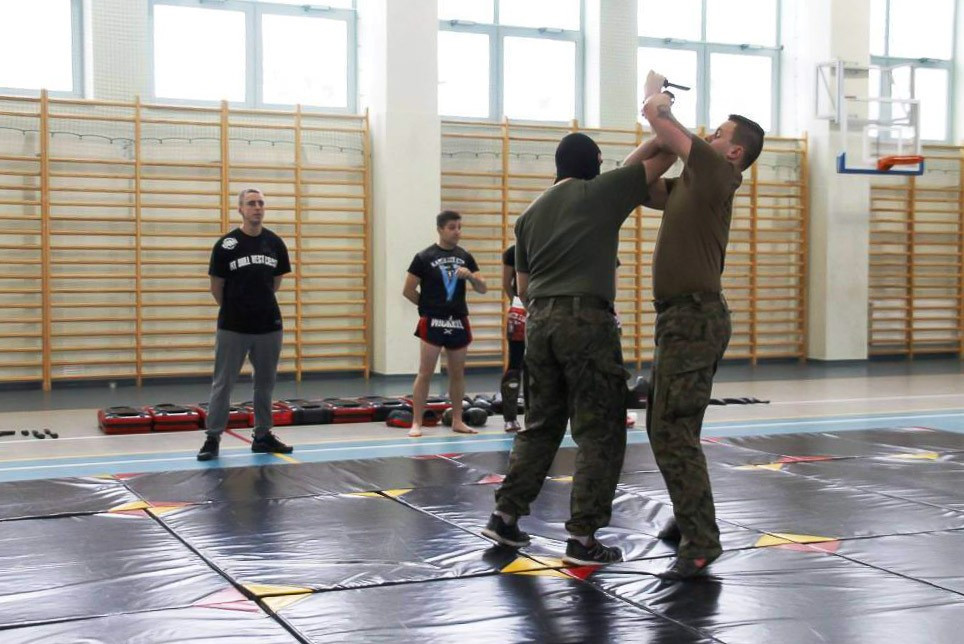 Pancerniacy uczą kobiety, jak się bronić