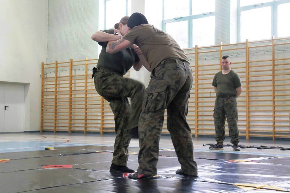 Pancerniacy uczą kobiety, jak się bronić