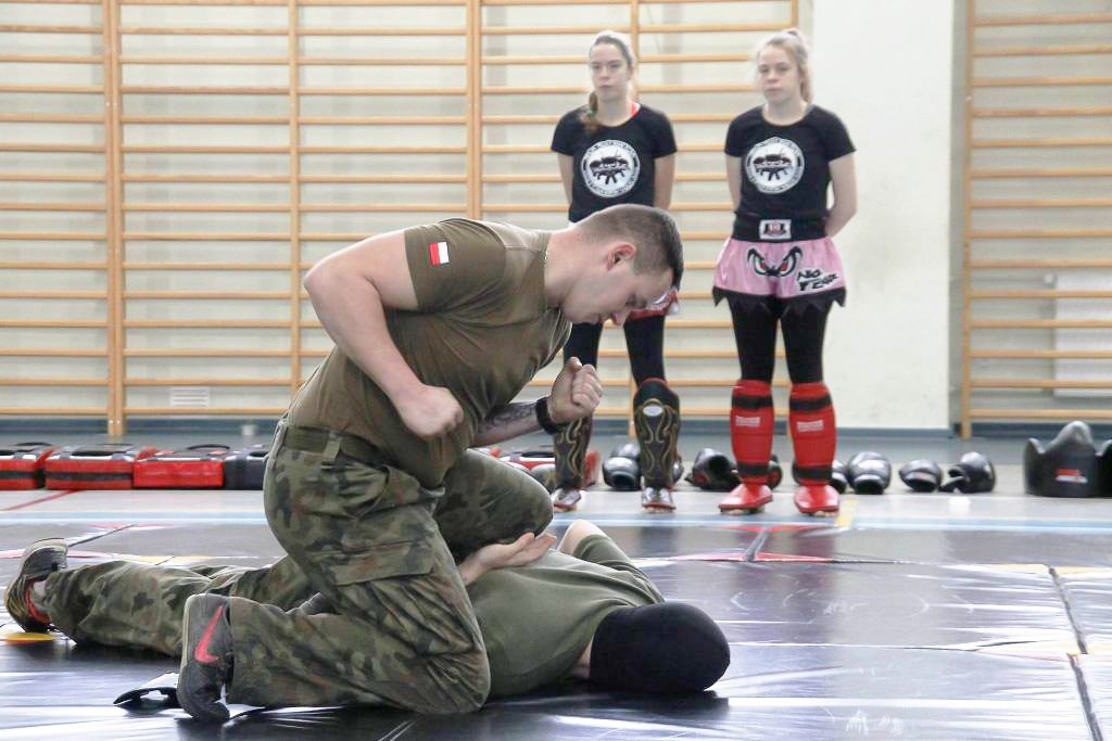 Pancerniacy uczą kobiety, jak się bronić