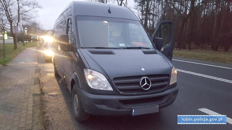 54-latek bez prawa jazdy woził młodzież autobusem