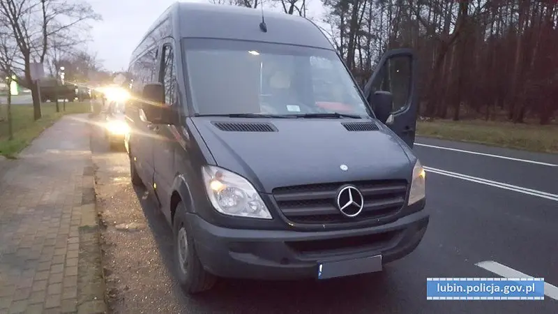 54-latek bez prawa jazdy woził młodzież autobusem