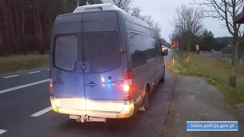 54-latek bez prawa jazdy woził młodzież autobusem
