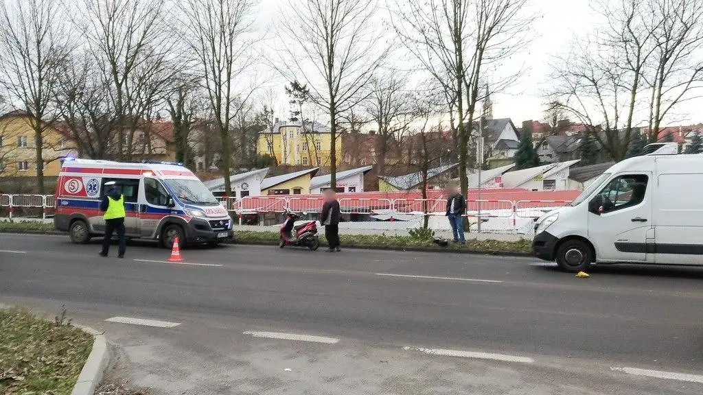 Bohaterów Getta: Motorowerzysta potrącony przez busa na niemieckich blachach