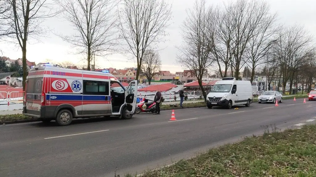 Bohaterów Getta: Motorowerzysta potrącony przez busa na niemieckich blachach