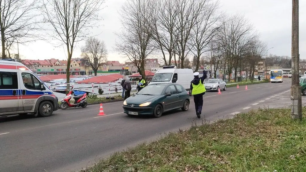 Bohaterów Getta: Motorowerzysta potrącony przez busa na niemieckich blachach