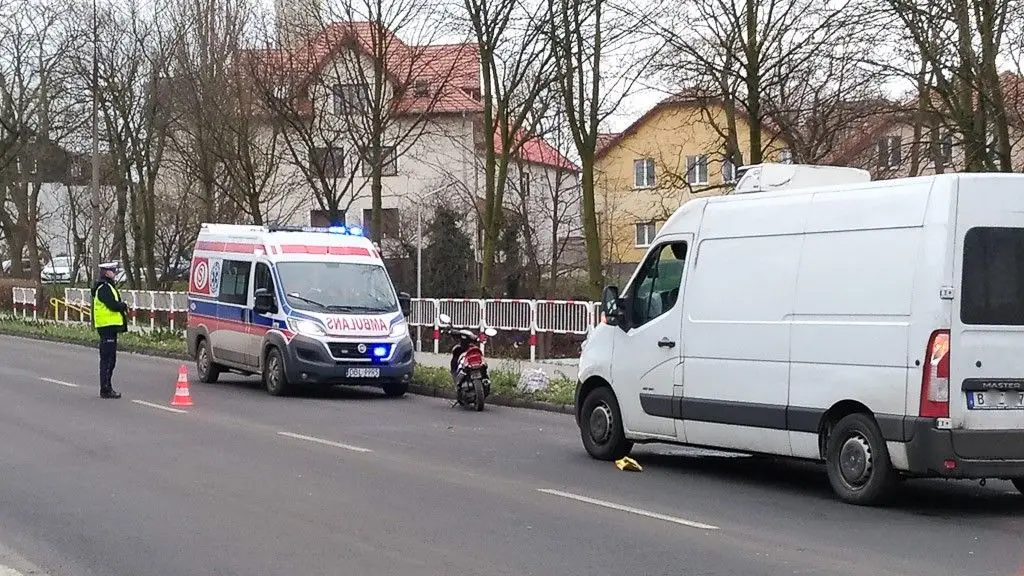 Bohaterów Getta: Motorowerzysta potrącony przez busa na niemieckich blachach