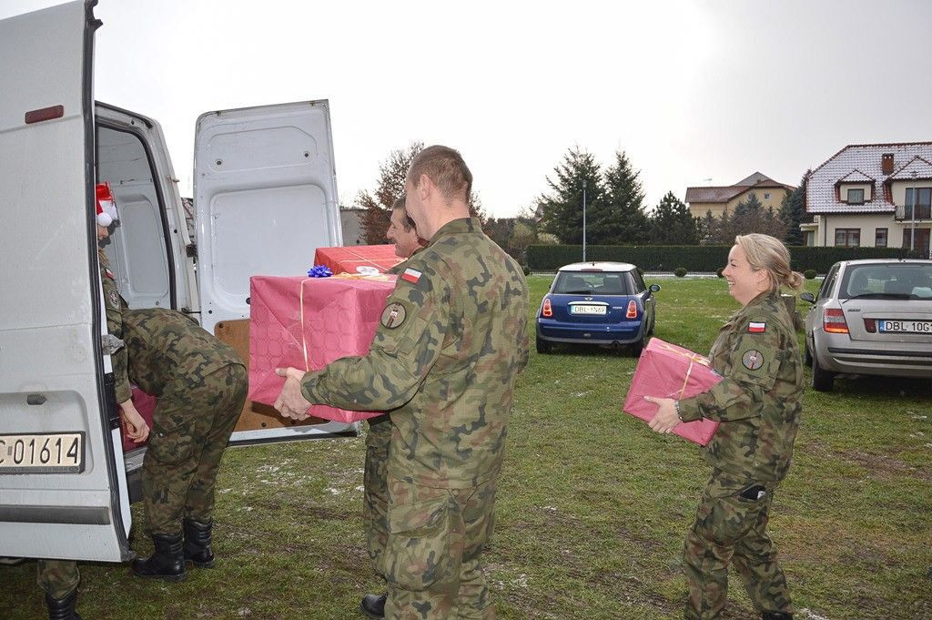Artylerzyści z Bolesławca włączyli się w Szlachetną Paczkę
