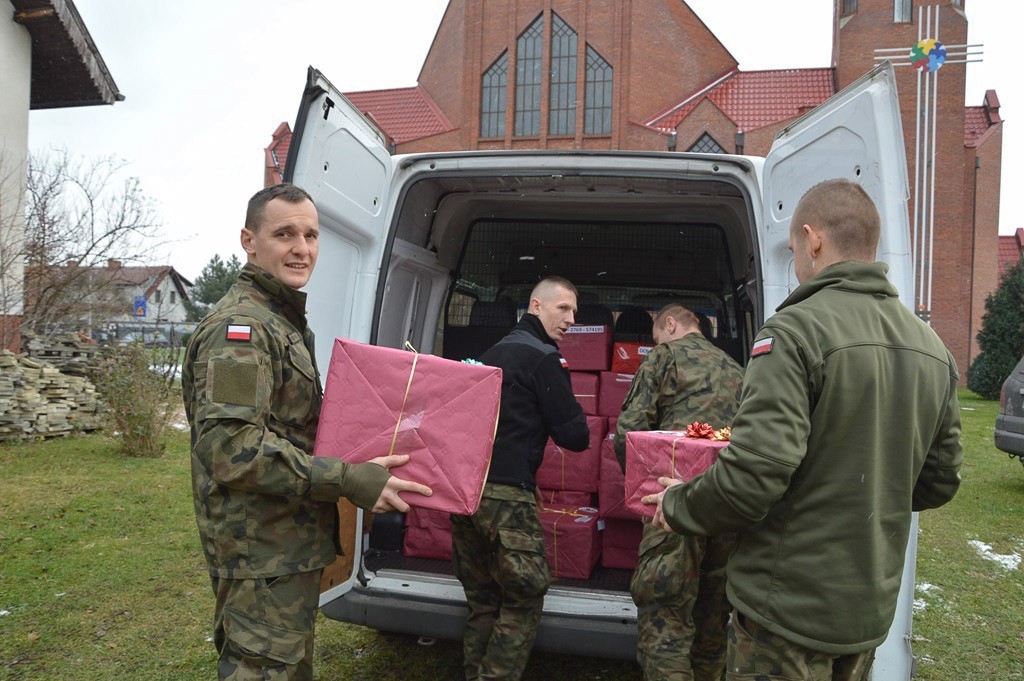 Artylerzyści z Bolesławca włączyli się w Szlachetną Paczkę