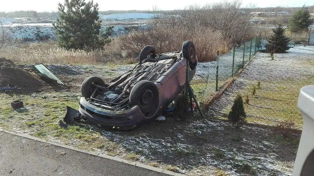 Wypadek w Starej Olesznej. Pijany kierowca ranny