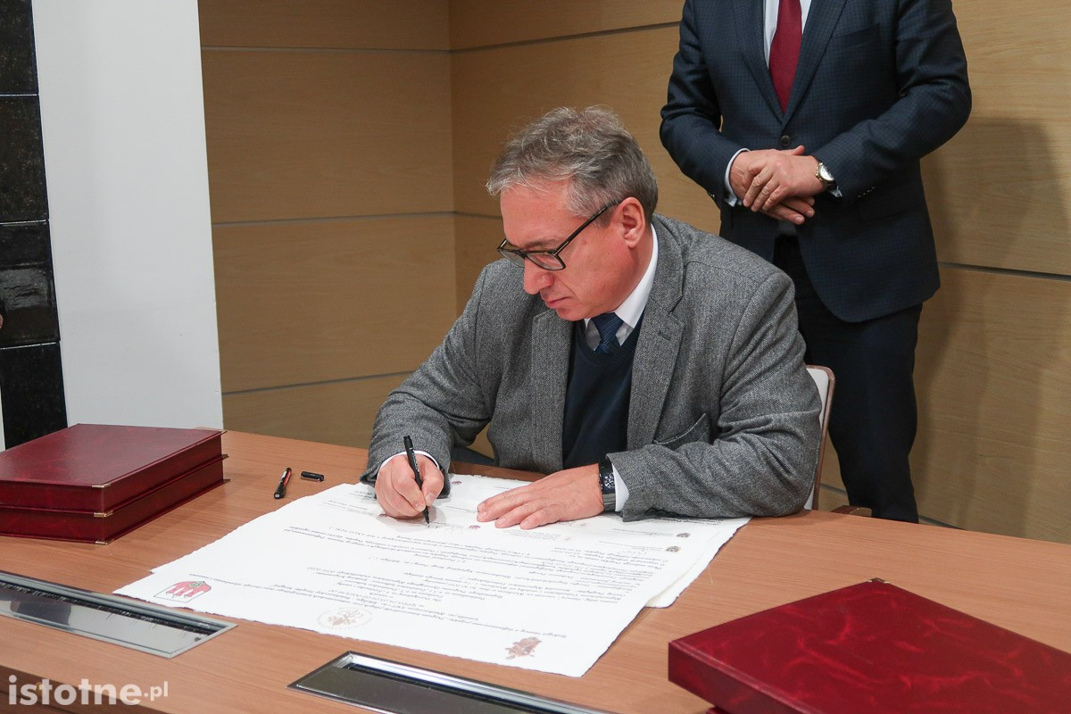 Uroczystość podpisania umowy o dofinansowaniu projektu remontu Bazyliki Maryjnej w Bolesławcu