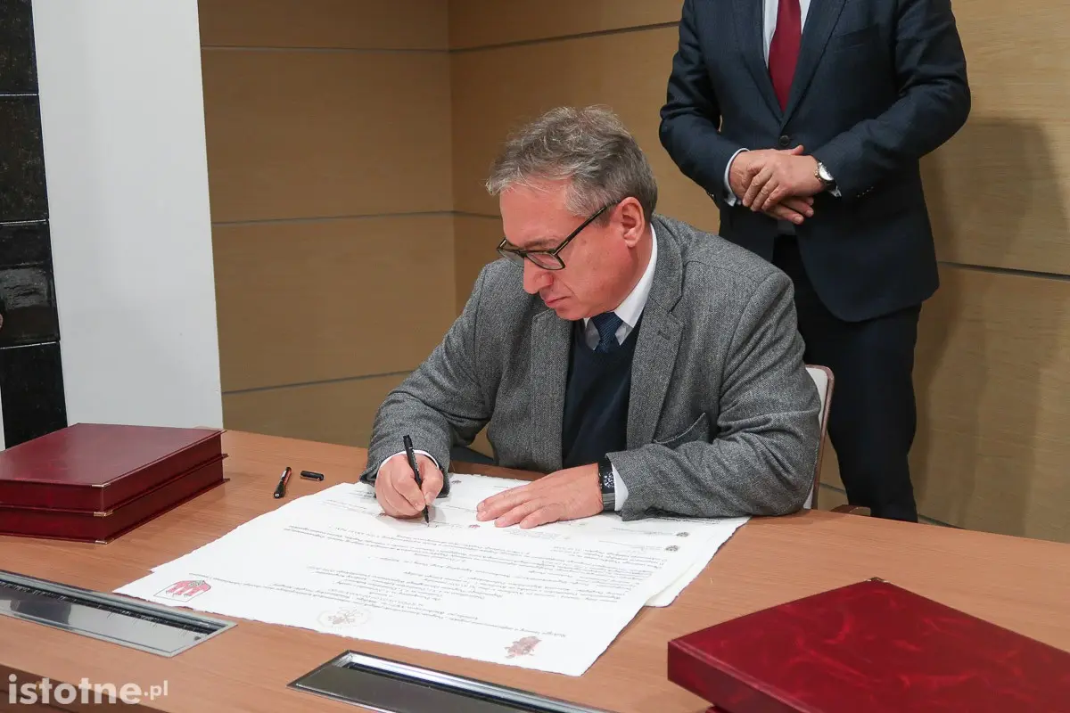 Uroczystość podpisania umowy o dofinansowaniu projektu remontu Bazyliki Maryjnej w Bolesławcu