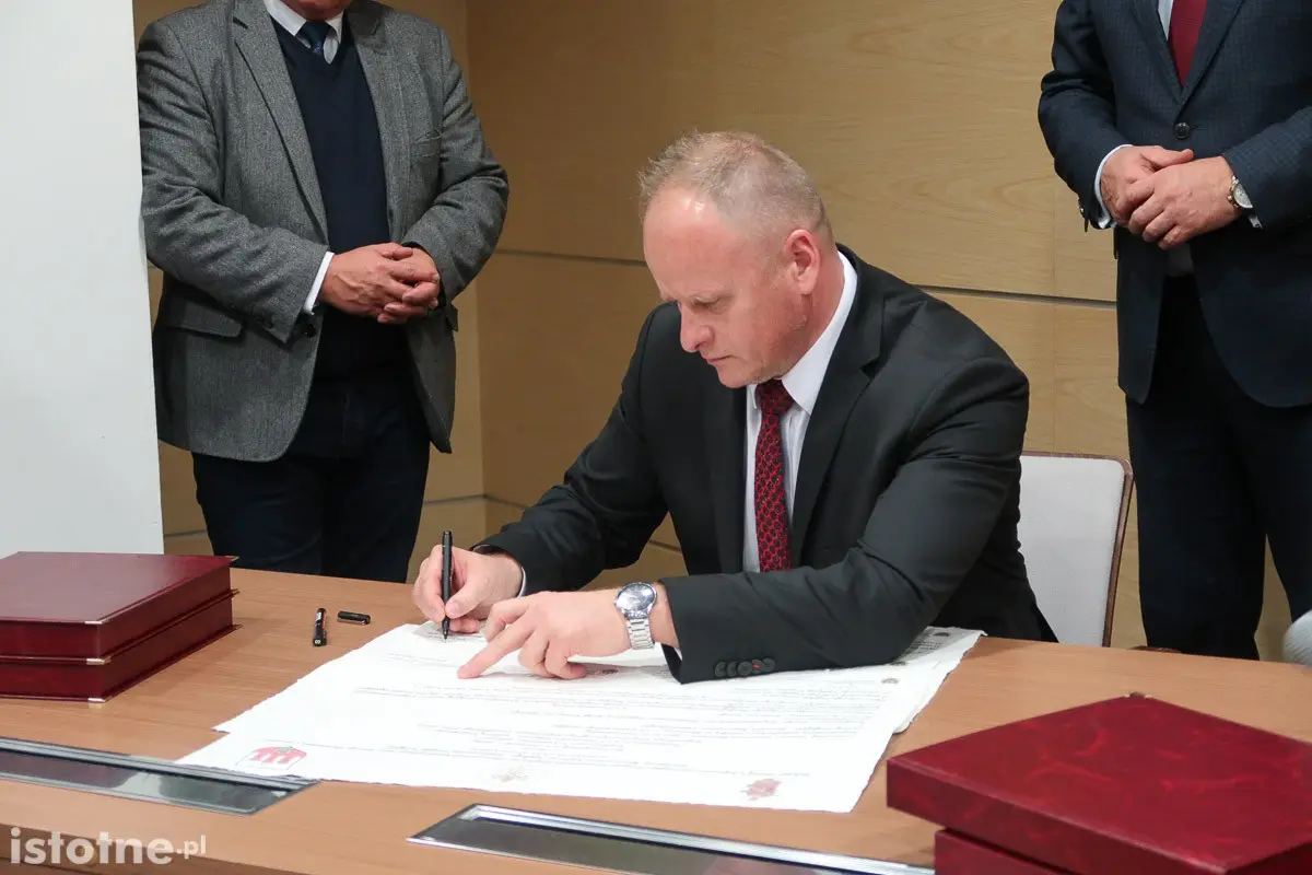 Uroczystość podpisania umowy o dofinansowaniu projektu remontu Bazyliki Maryjnej w Bolesławcu