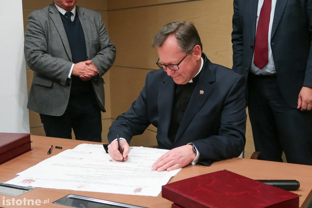 Uroczystość podpisania umowy o dofinansowaniu projektu remontu Bazyliki Maryjnej w Bolesławcu