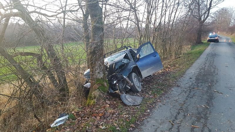 Mazda wjechała w drzewo. 38-letnia kierująca zmarła w szpitalu