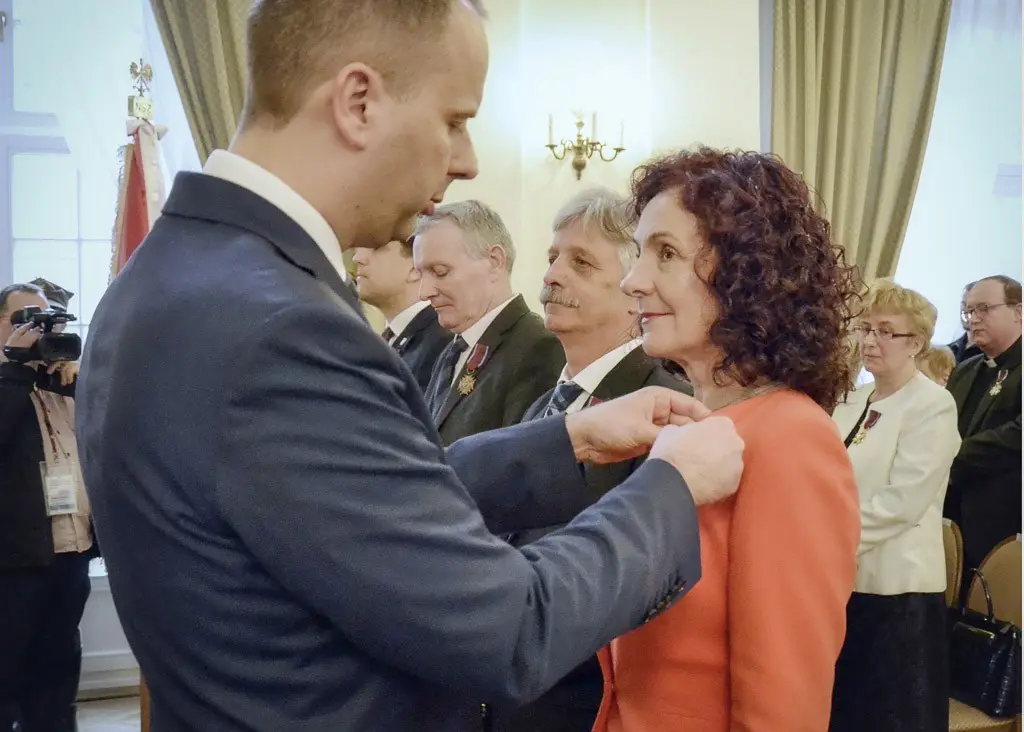 Prezes Ceramiki Artystycznej Helena Smoleńska odznaczona przez wojewodę