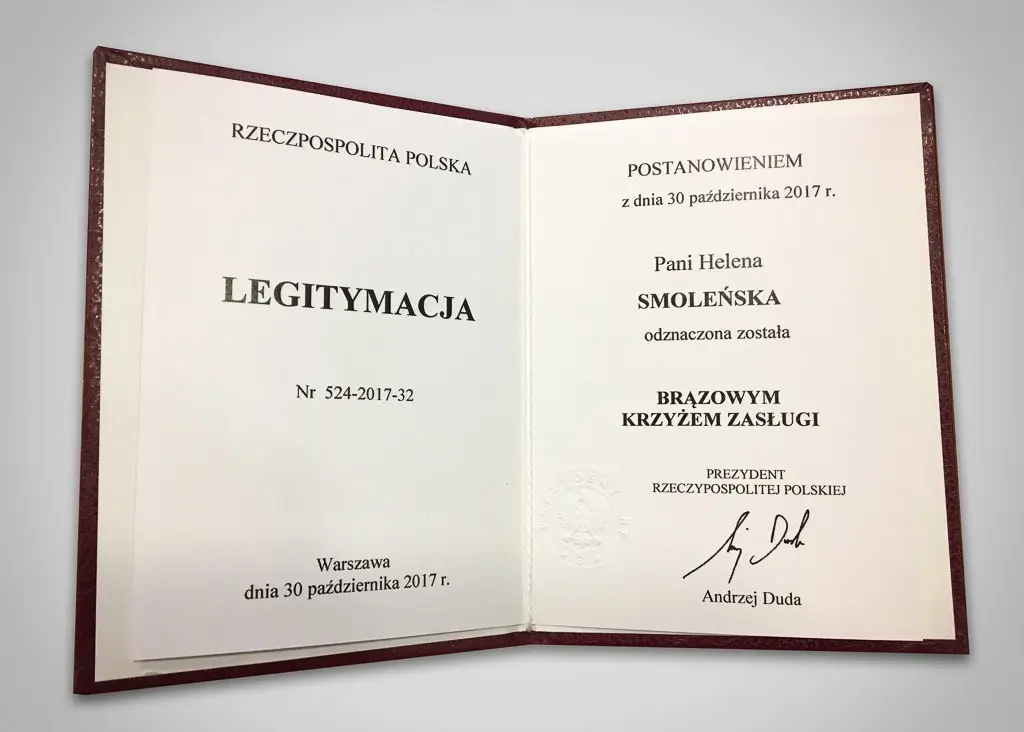 Prezes Ceramiki Artystycznej Helena Smoleńska odznaczona przez wojewodę