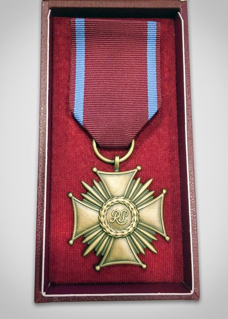 Prezes Ceramiki Artystycznej Helena Smoleńska odznaczona przez wojewodę