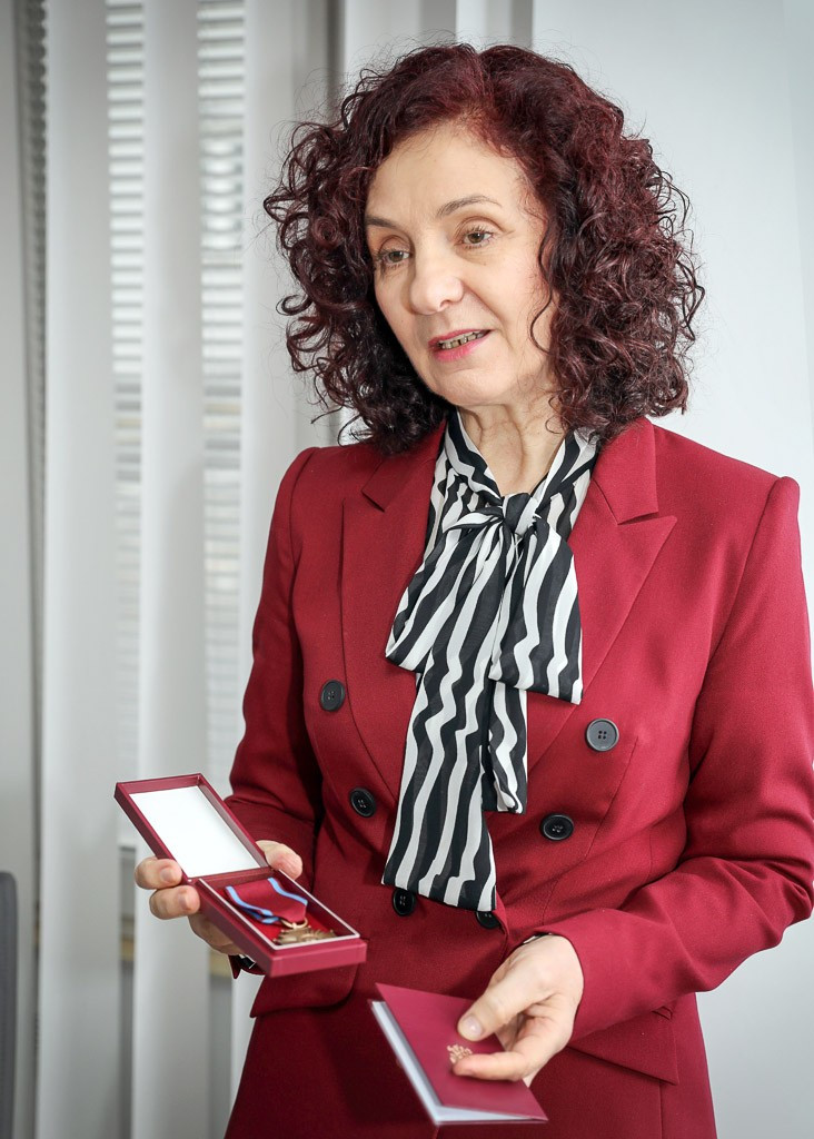 Prezes Ceramiki Artystycznej Helena Smoleńska odznaczona przez wojewodę