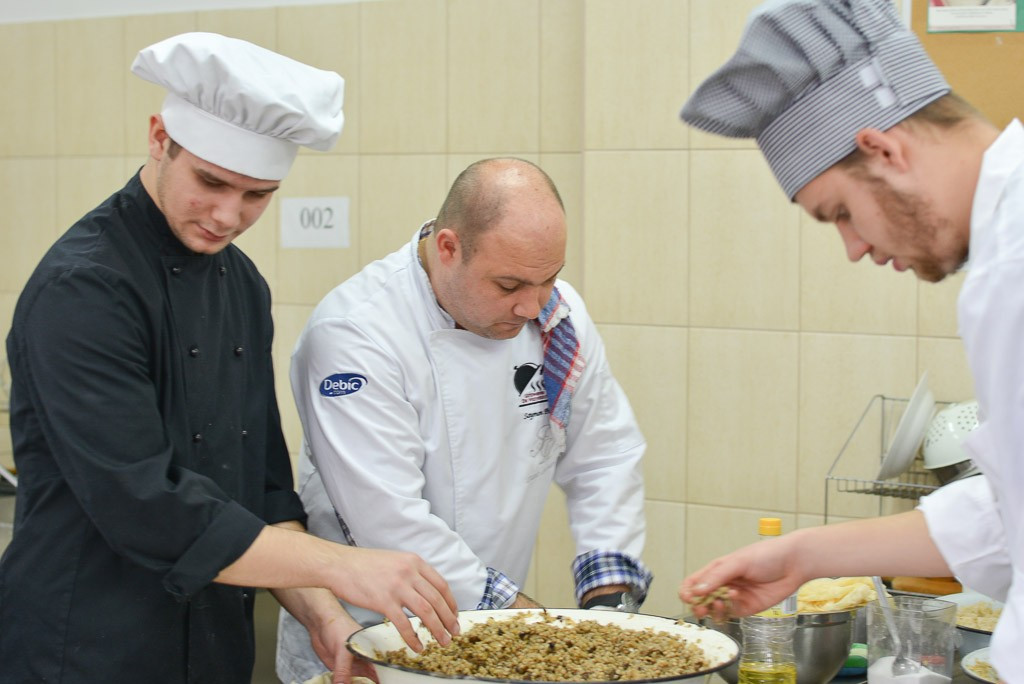 Trwa Świąteczny Kiermasz z Sercem w ZSOiZ. Wśród osób, które przygotowują potrawy, jest znakomity kucharz i twarz firmy Knorr Robert Poliński