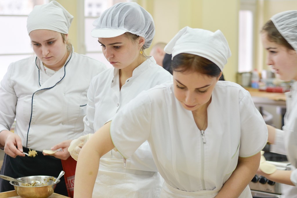 Trwa Świąteczny Kiermasz z Sercem w ZSOiZ. Wśród osób, które przygotowują potrawy, jest znakomity kucharz i twarz firmy Knorr Robert Poliński