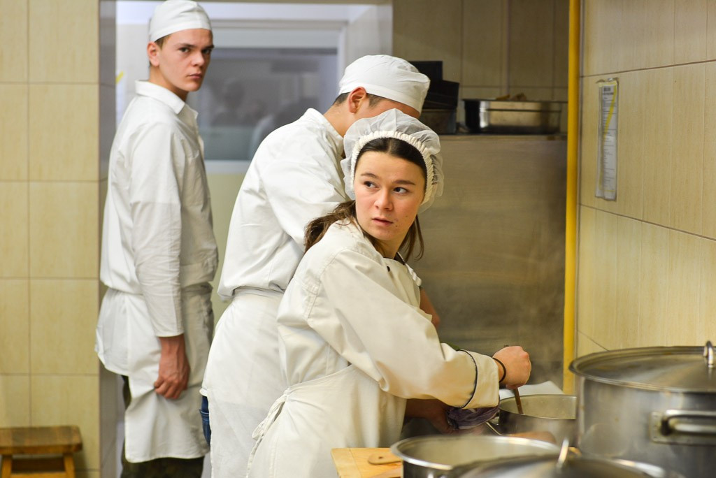 Trwa Świąteczny Kiermasz z Sercem w ZSOiZ. Wśród osób, które przygotowują potrawy, jest znakomity kucharz i twarz firmy Knorr Robert Poliński