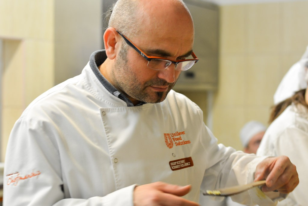 Trwa Świąteczny Kiermasz z Sercem w ZSOiZ. Wśród osób, które przygotowują potrawy, jest znakomity kucharz i twarz firmy Knorr Robert Poliński