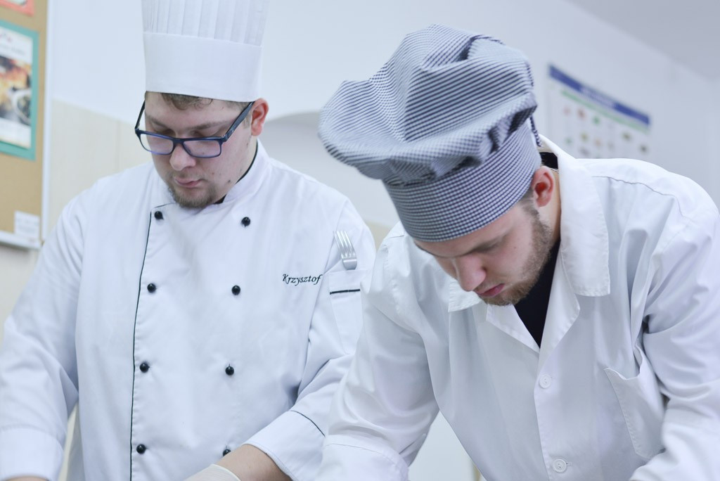 Trwa Świąteczny Kiermasz z Sercem w ZSOiZ. Wśród osób, które przygotowują potrawy, jest znakomity kucharz i twarz firmy Knorr Robert Poliński