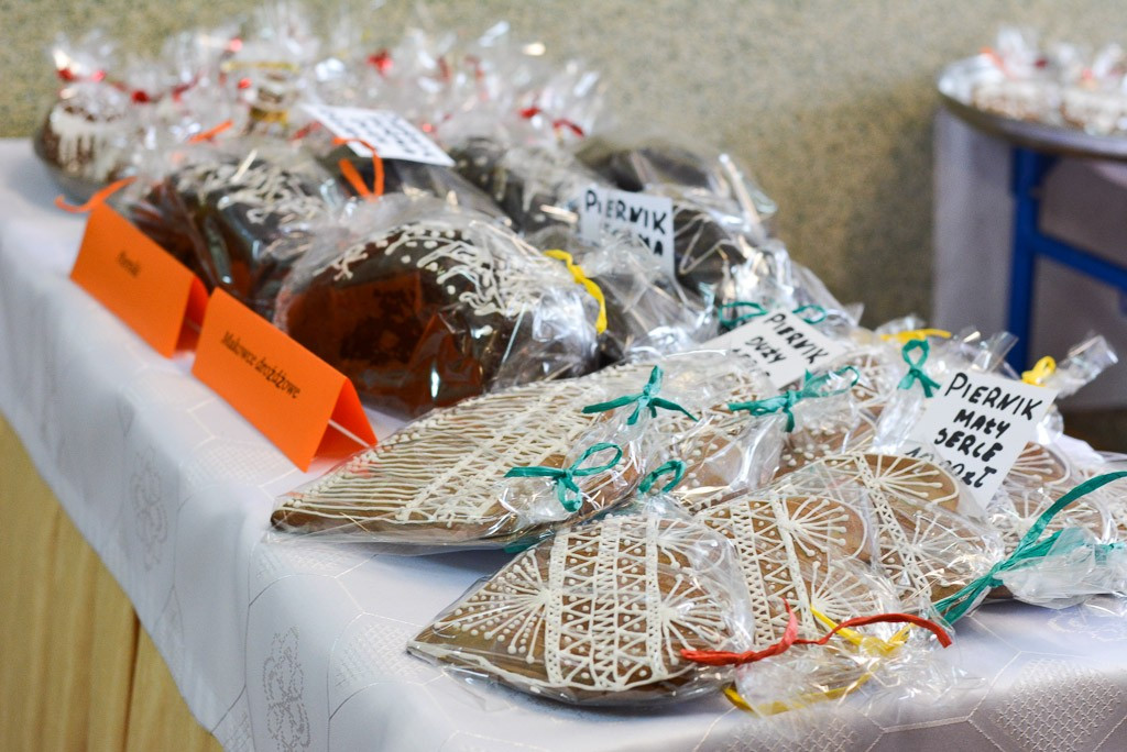 Trwa Świąteczny Kiermasz z Sercem w ZSOiZ. Wśród osób, które przygotowują potrawy, jest znakomity kucharz i twarz firmy Knorr Robert Poliński