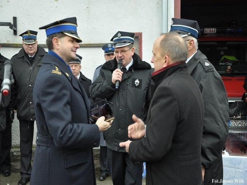 Strażacy z Czerwonej Wody z nowym samochodem