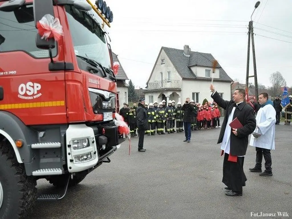 Strażacy z Czerwonej Wody z nowym samochodem