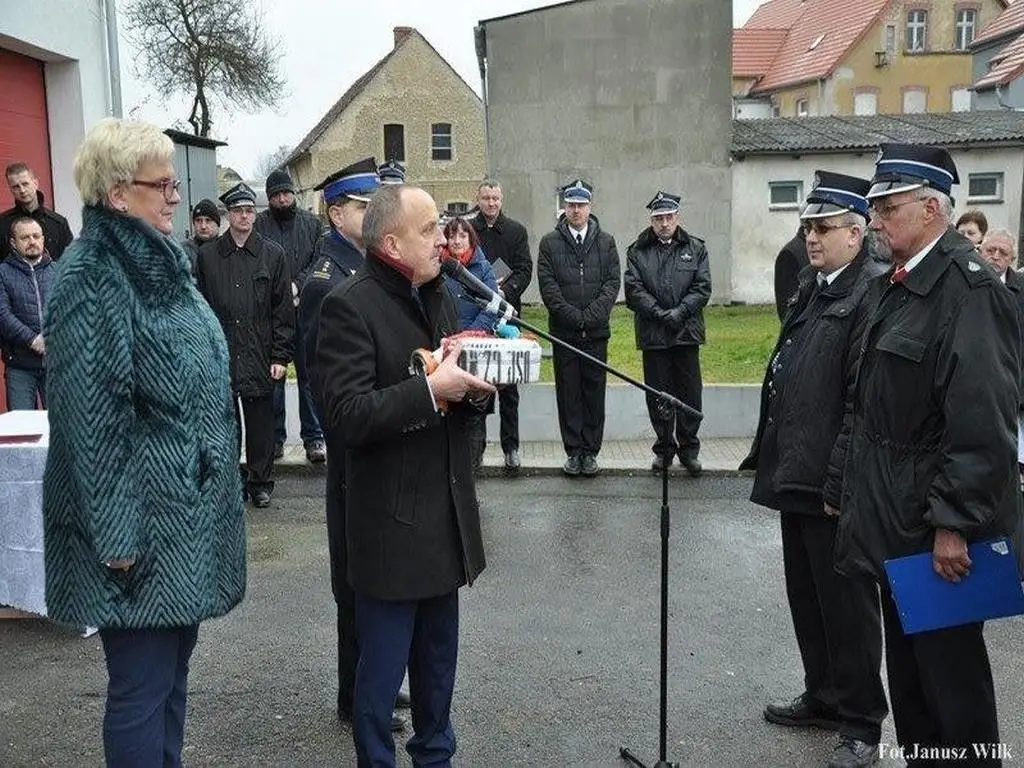 Strażacy z Czerwonej Wody z nowym samochodem